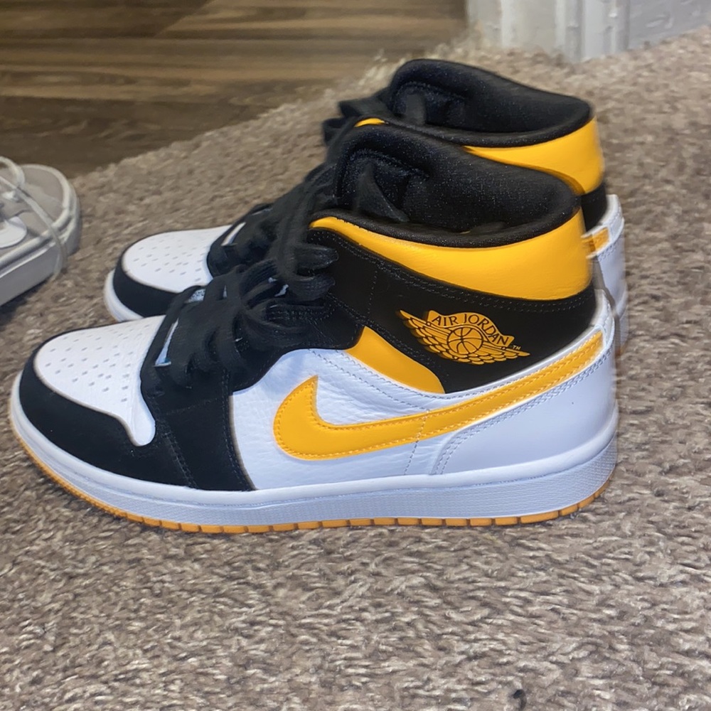 Jordan 1 Mid Laser Orange Black (Women's) - Picture 4 of 5